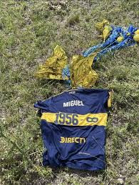 Apareció en Uruguay, la camiseta que Boca mandó al cielo en homenaje a Miguel Ángel Russo